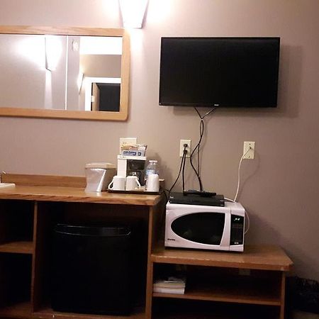 Canway Inn & Suites Dauphin Exteriör bild