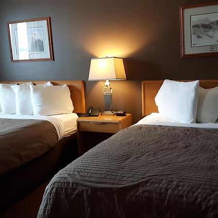 Canway Inn & Suites Dauphin Exteriör bild