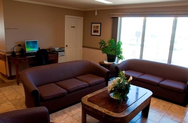Canway Inn & Suites Dauphin Exteriör bild