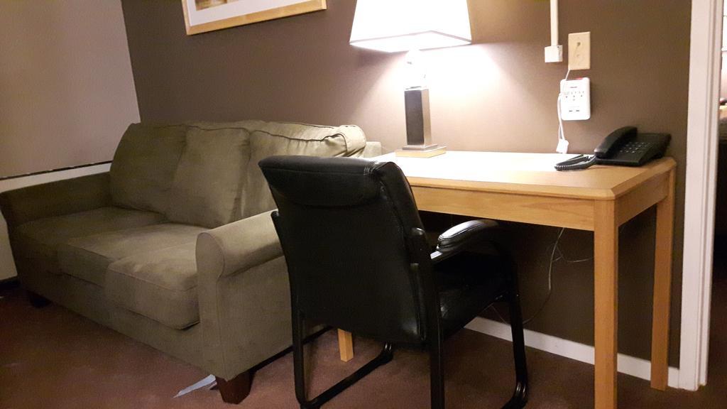 Canway Inn & Suites Dauphin Exteriör bild