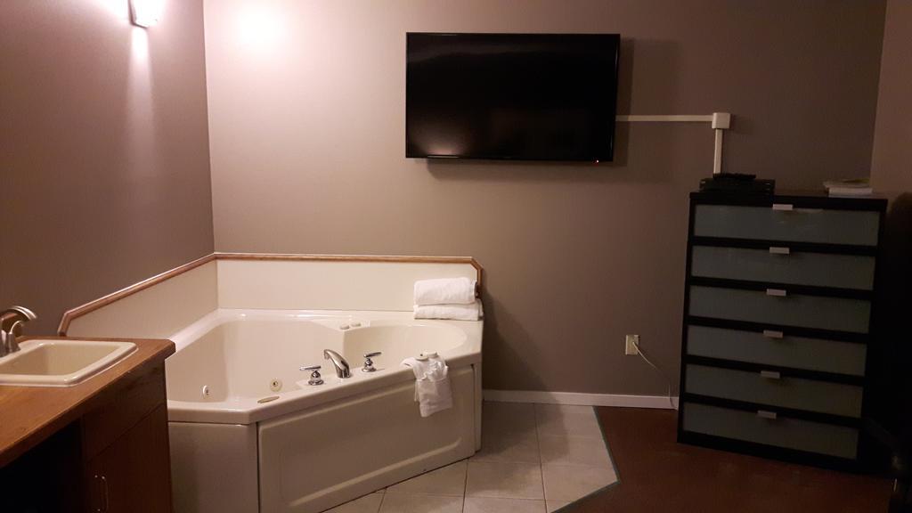 Canway Inn & Suites Dauphin Exteriör bild